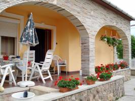 APARTMAN J�SZBER�NY,A KATA VEND�GSZ�LL�S,OLCS� PANZI�