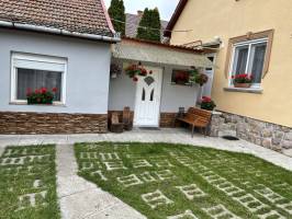 APARTMAN J�SZBER�NY,A KATA VEND�GSZ�LL�S,OLCS� PANZI�