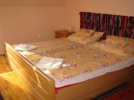 FO-140: �sz�medenc�s, �j�p�t�s�, 6 f�s apartman Fony�don  a Balatonn�l