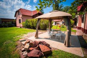 BO-03: Strandk�zeli 4 f�s apartman Balatonbogl�ron 100 m-re a szabadstrandt�l