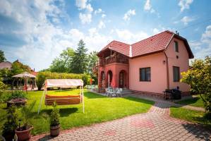 BO-03: Strandk�zeli 4 f�s apartman Balatonbogl�ron 100 m-re a szabadstrandt�l