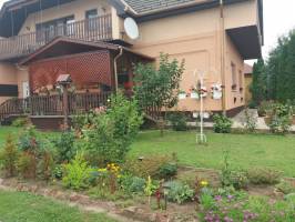 BO-78: K�nyelmesen berendezett 4 f�s nyaral�h�z medenc�vel