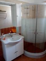 BO-78: K�nyelmesen berendezett 4 f�s nyaral�h�z medenc�vel