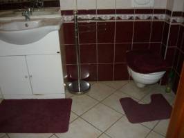 BO-44: Sz�pen berendezett 10-11 f�s nyaral�h�z Balatonbogl�ron