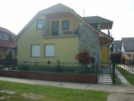 BO-44: Sz�pen berendezett 10-11 f�s nyaral�h�z Balatonbogl�ron