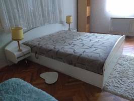 BO-85: Egyszer�en berendezett apartman 4-5 f� r�sz�re Balatonbogl�ron