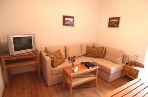 Oroszl�nos Borvend�gl�, Borh�z �s Vend�gfogad�