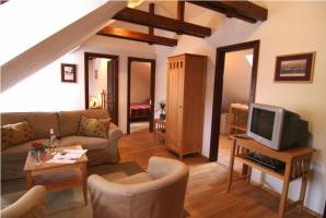 Oroszl�nos Borvend�gl�, Borh�z �s Vend�gfogad�