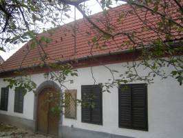 Geszler Csal�di Pinc�szet