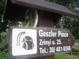 Geszler Csal�di Pinc�szet